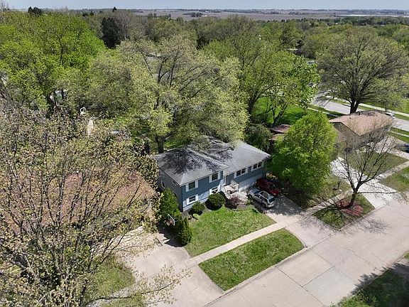 3rd image of 910 Maplewood Ln