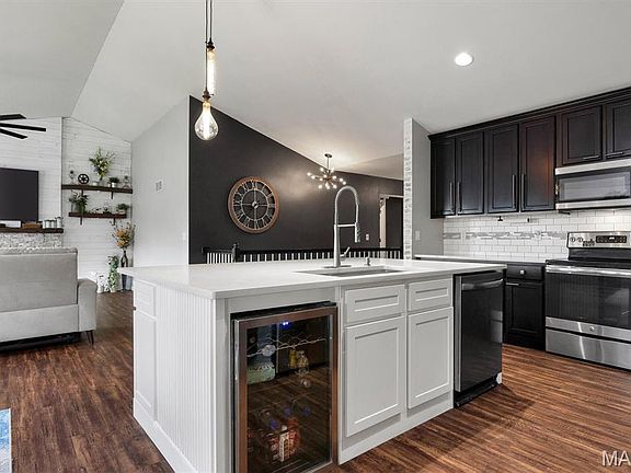3rd image of 523 Amber Way Ct