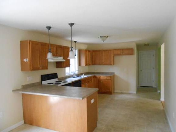 3rd image of 37 Badger Hill Dr