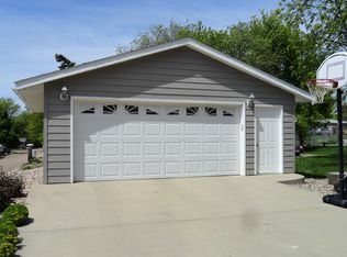613 N Oneida Ave, Pierre, SD 57501