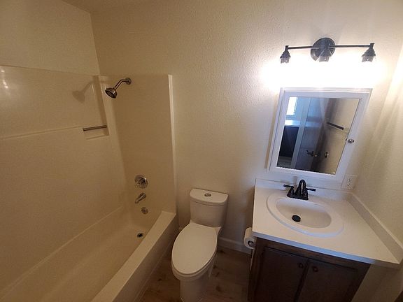 3rd image of 212 E St #B981031e6