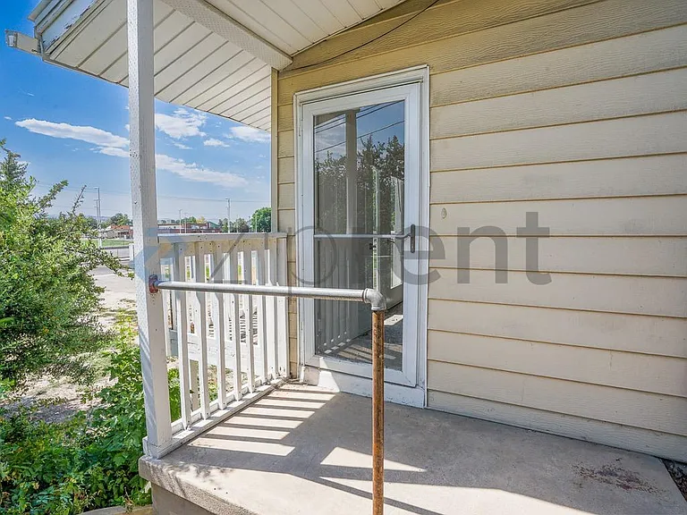 696 N Center St — Photo 4