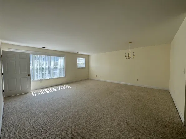 30 Judith Ln #3O5, East Haven, CT 06512