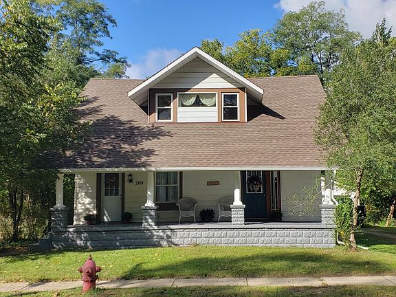 2nd image of 208 S Lowe St
