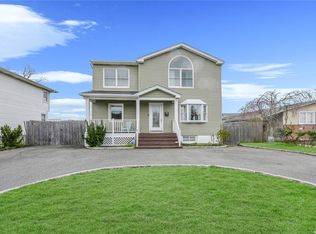 10 Riviera Pkwy, Lindenhurst, NY 11757