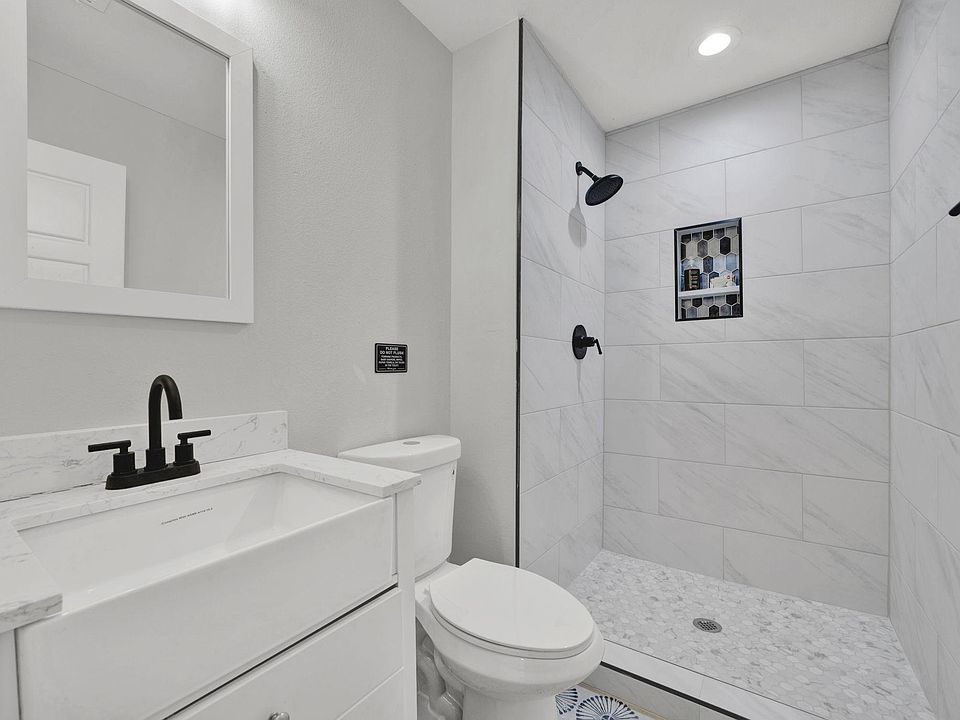 Private Bathroom with Room 7