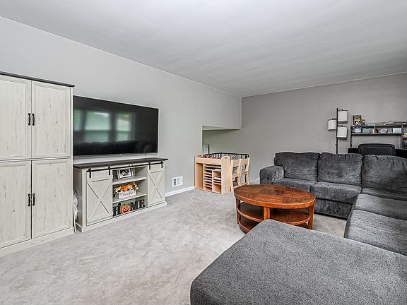 5th image of 120 Ambleside Dr