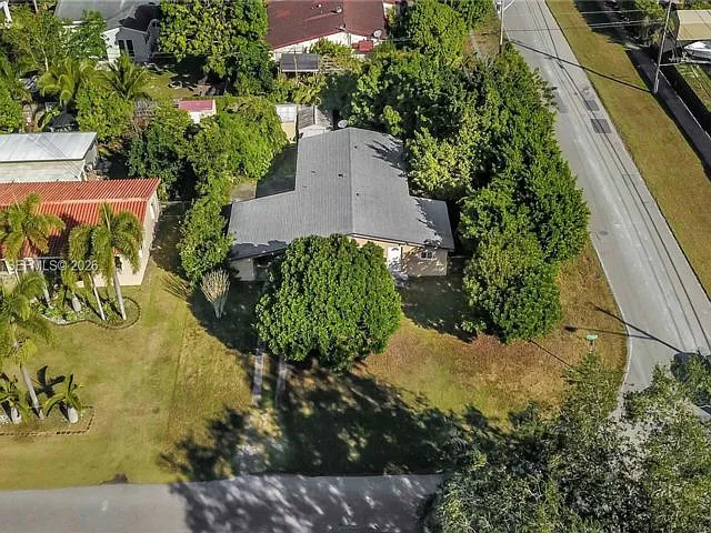3 bed, 2.0 bath, 1075 sqft, $3,100 — Photo 2