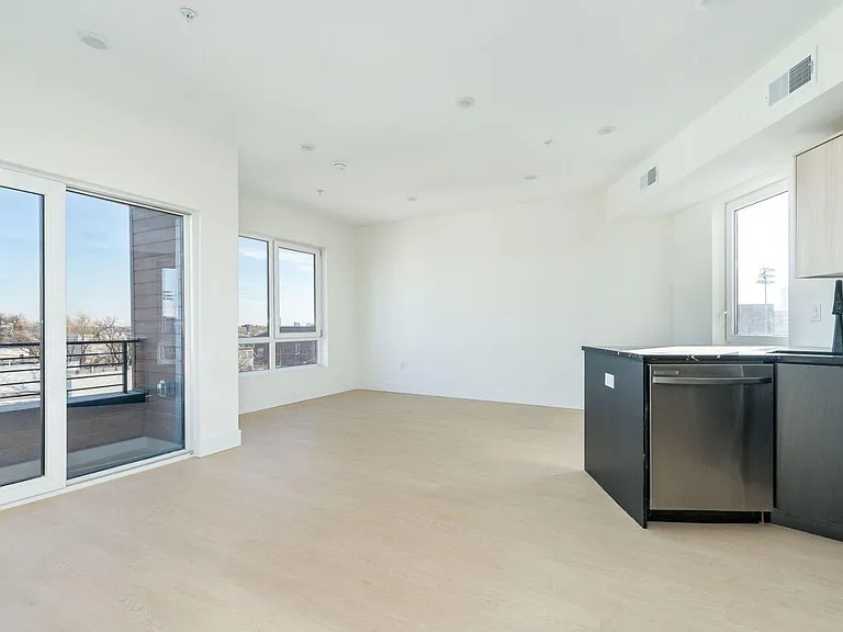 Q10 Luxury Apartments — Photo 22