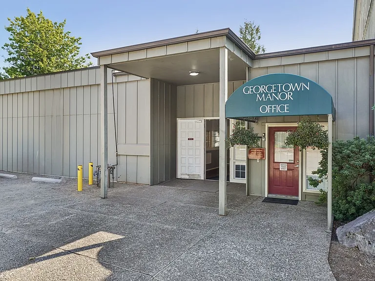 Georgetown Manor Apartments — Photo 27
