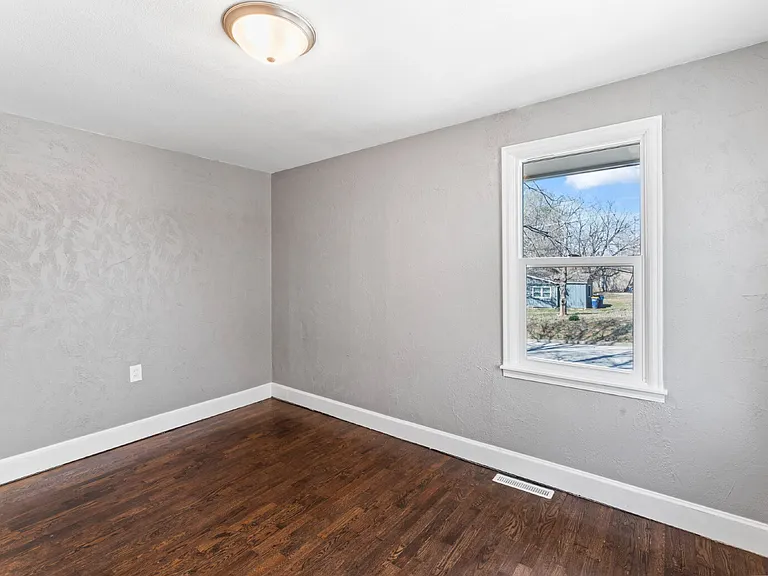 33085 W 82nd St — Photo 16