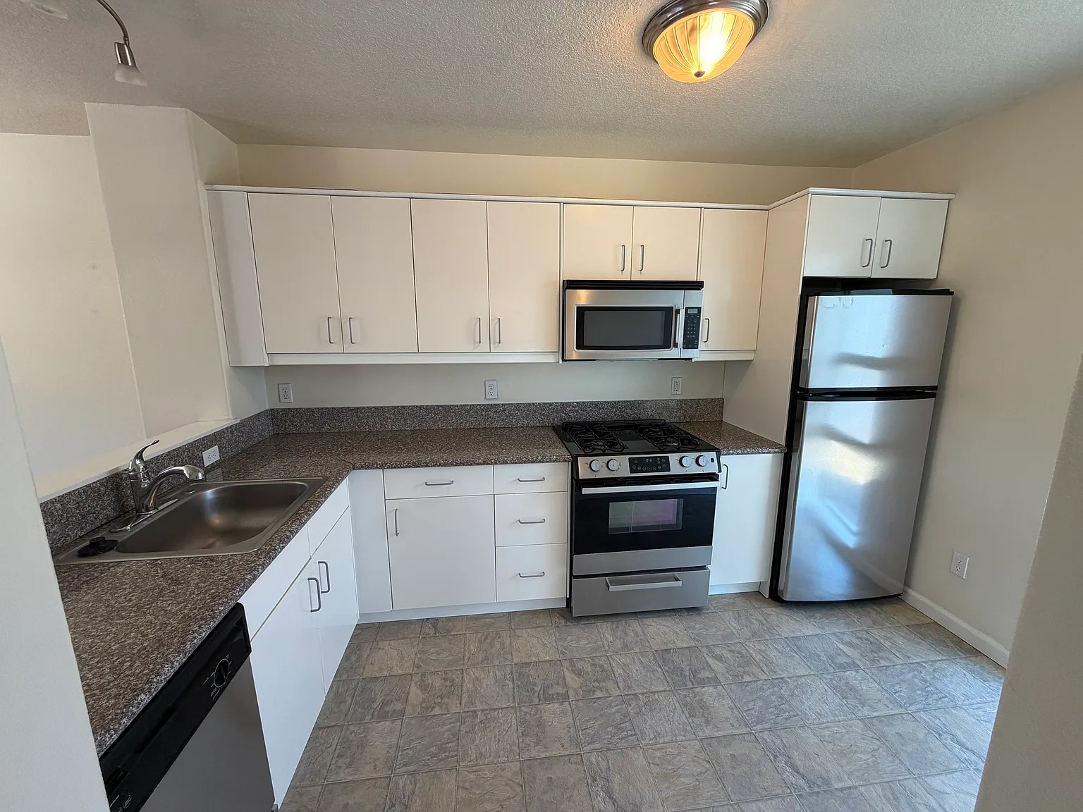 2 bed, 2.5 bath, 1200 sqft, $1,900 — Photo 3