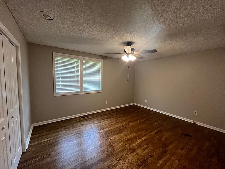 923 Hart St — Photo 6