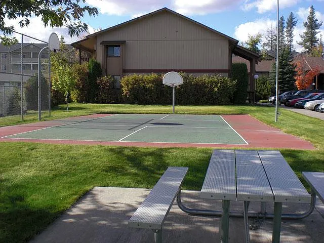 2424 University Ln — Photo 7