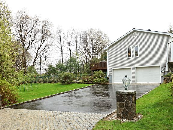 2nd image of 3052 Radcliffe Dr