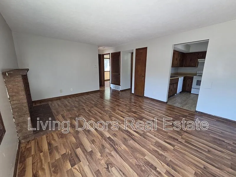 660 S 20th St — Photo 4