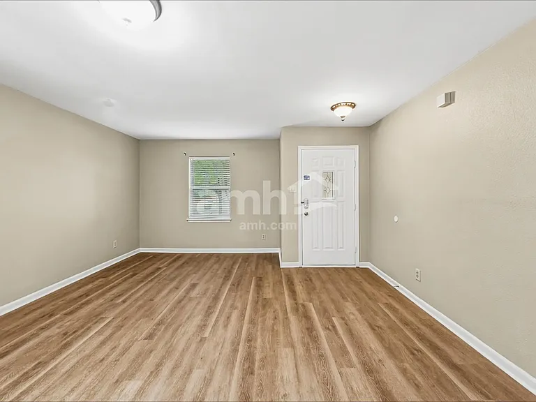 1909 Southernwood Ln — Photo 7
