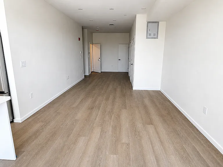 546 Saratoga St #3R — Photo 8