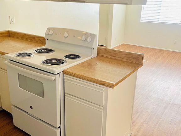 3rd image of 5900 Bromley Ave APT 6