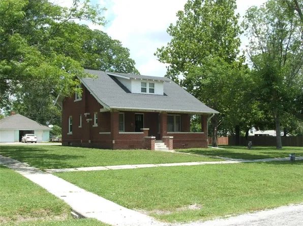 1104 Sycamore St, Humboldt, KS 66748