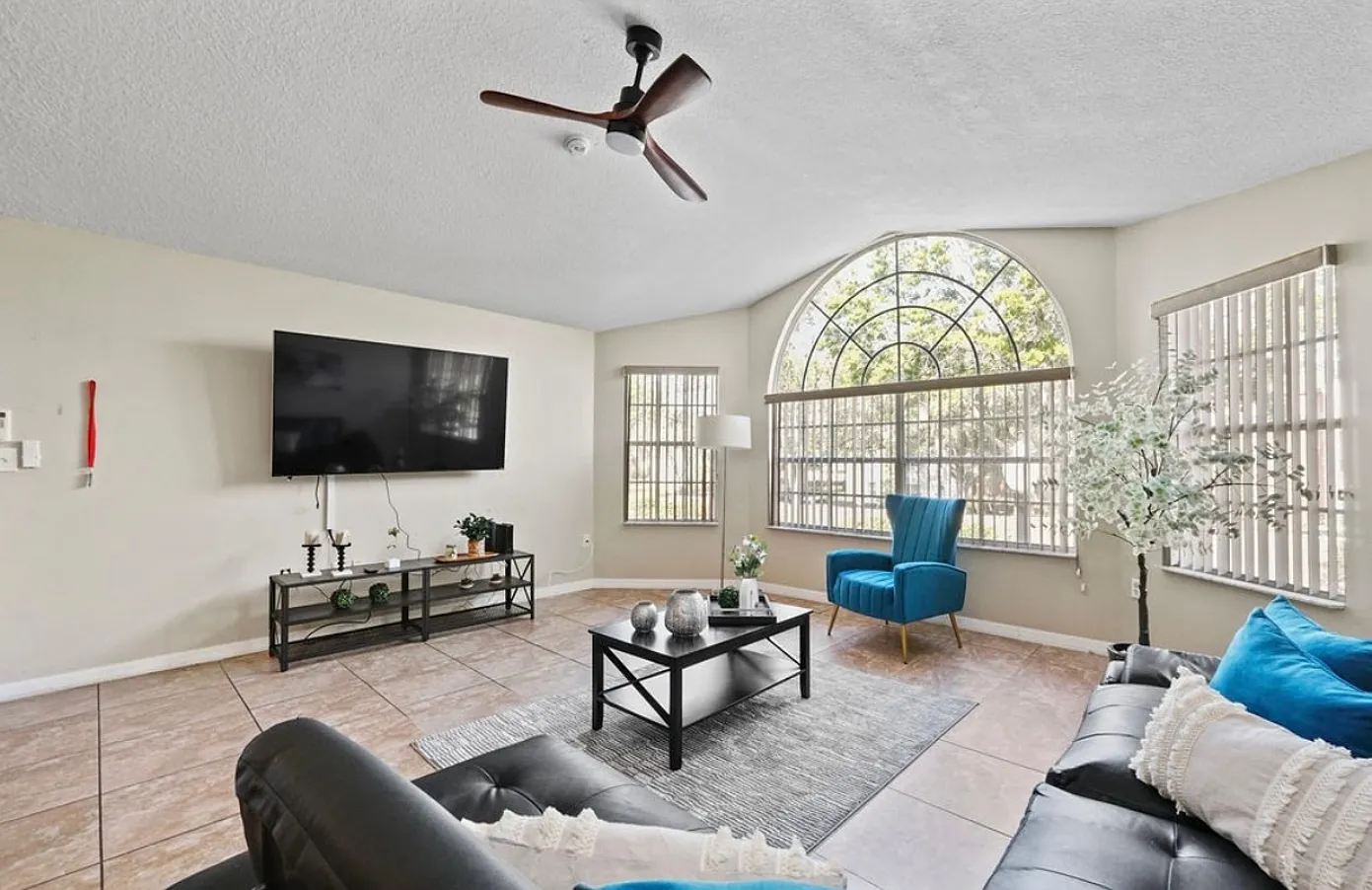 3 bed, $4,350 — Photo 1