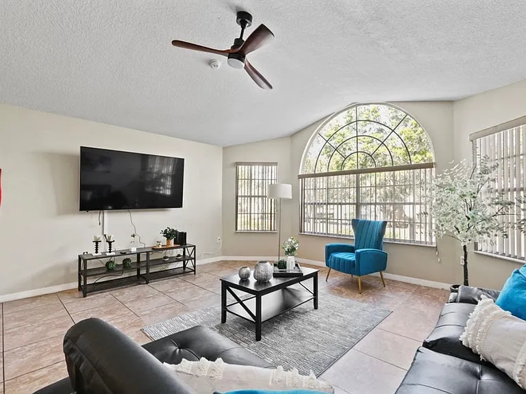 Rain Forest Pl — Photo 1