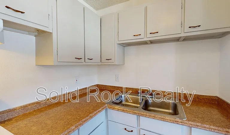 1411 S Corona Ave #9 — Photo 3