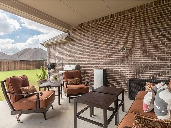 3rd image of 2318 Jackson Dr