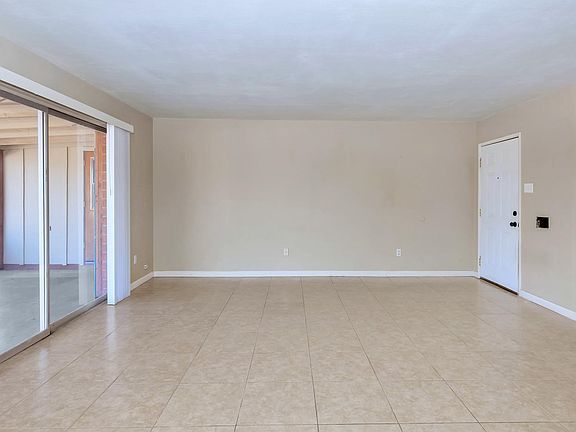 8202 E Whitton Ave-large-005-005-Main Li