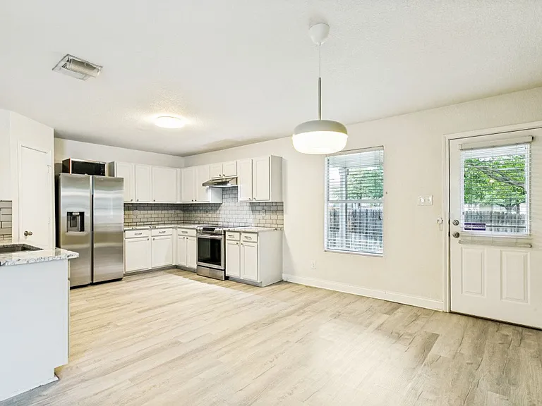 16302 Amberly Ct — Photo 14