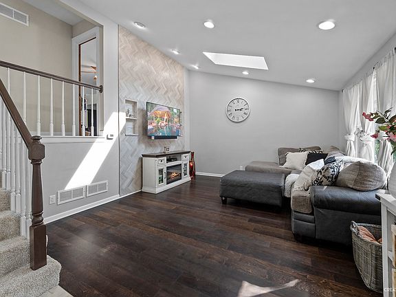 5th image of 29W170 Donald Ave