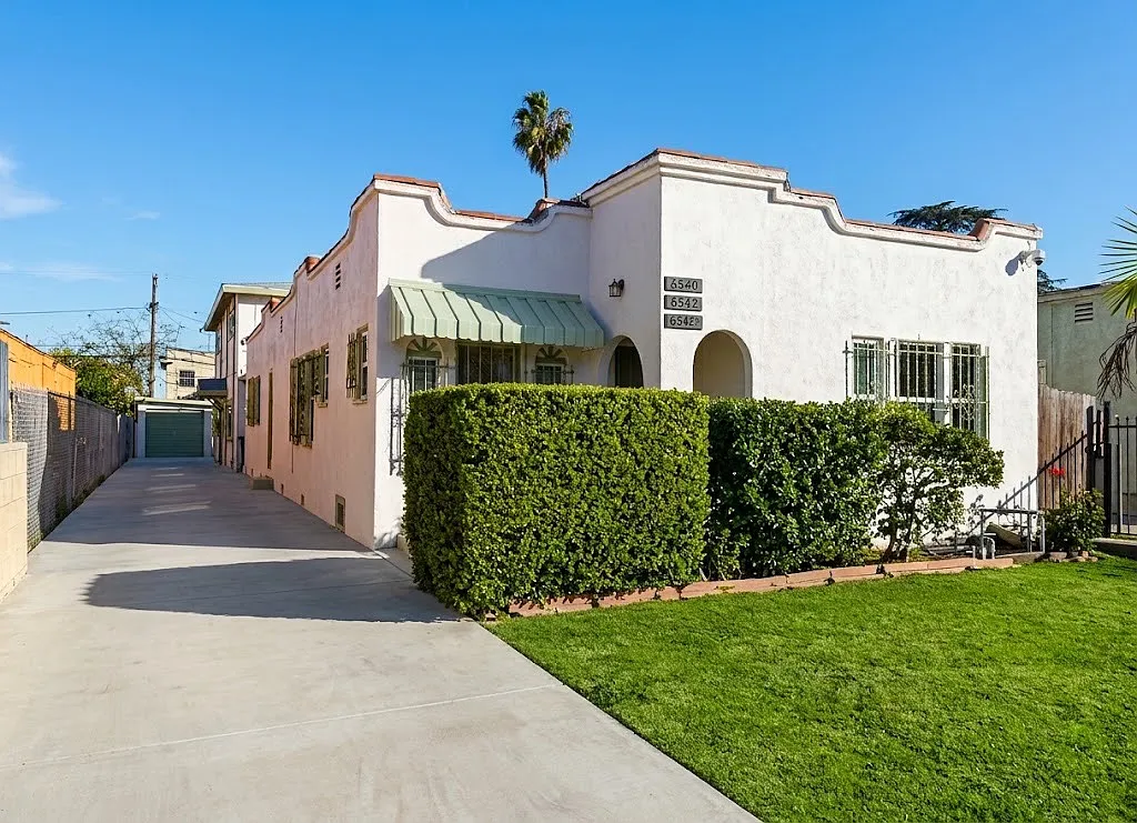 2 bed, 1.5 bath, 950 sqft, $2,500 — Photo 1