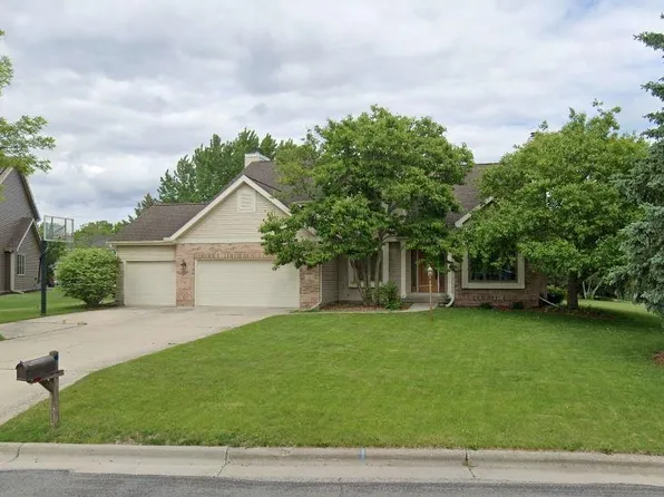 2 Cranbrook Cir, Madison, WI 53719