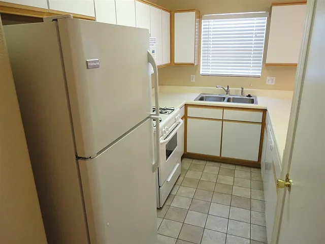 3 bed, 2.0 bath, 1350 sqft, $1,740 — Photo 2