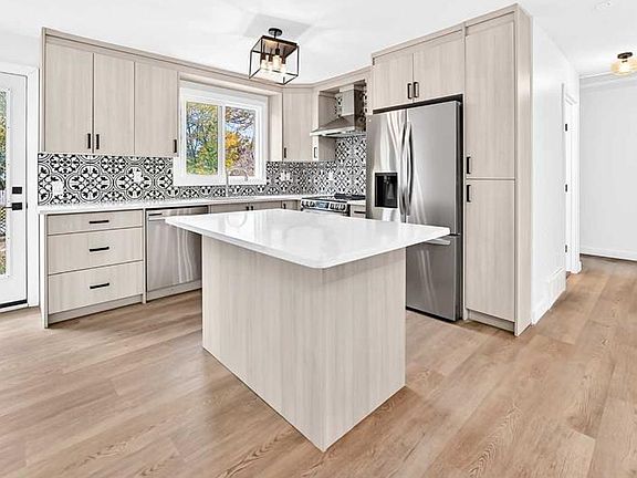 2nd image of 856 E Rundlecairn Way NE