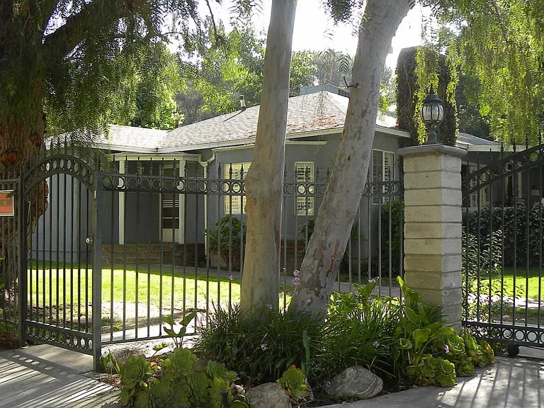 La Canada Way — Photo 1