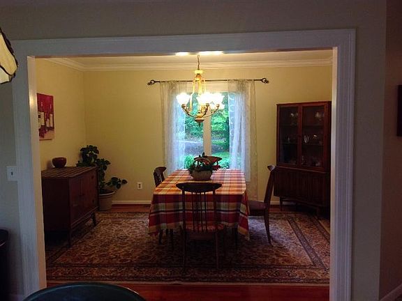 5th image of 208 Red Bud Ct