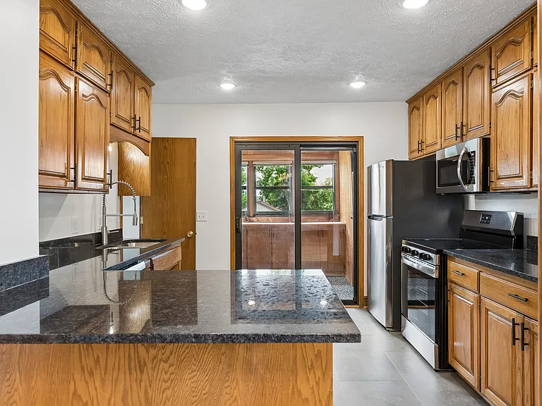 7911 Maywood St — Photo 10