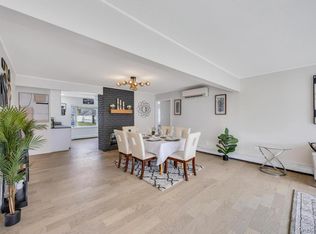 17 Skylark Ln, Levittown, NY 11756