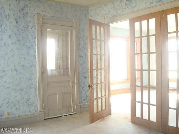 4th image of 307 S Nottawa St