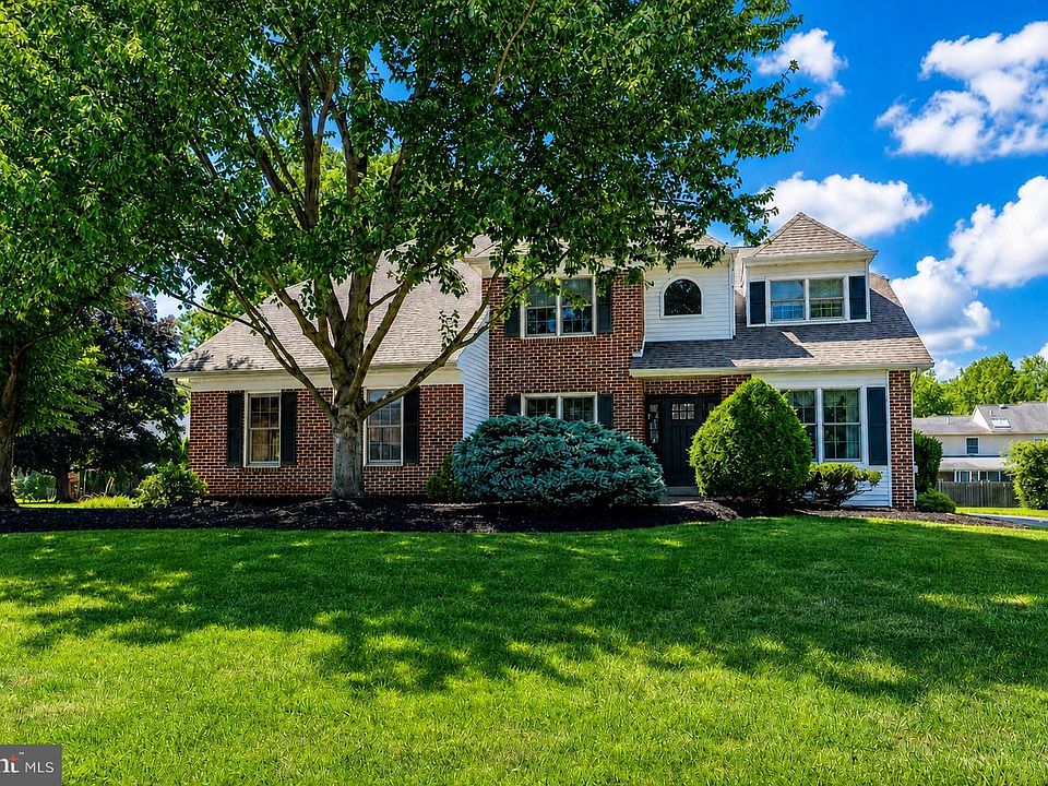 1st image of 325 Sonnet Ln