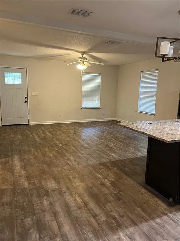 3 bed, 2.0 bath, 1196 sqft, $1,600 — Photo 2