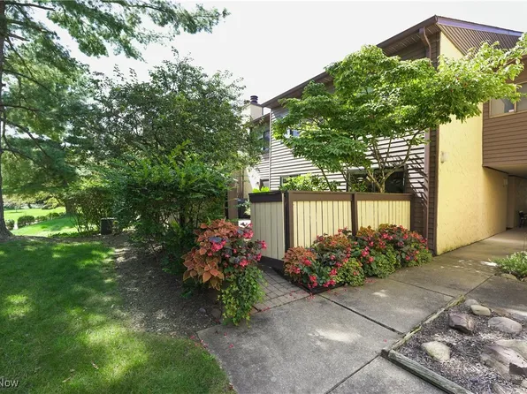 655 Hampton Ridge Dr, Akron, OH 44313