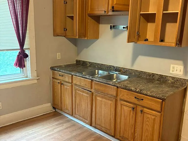 1559 Ambrose Ave — Photo 5