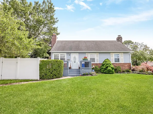 84 Parkdale Drive, North Babylon, NY 11703