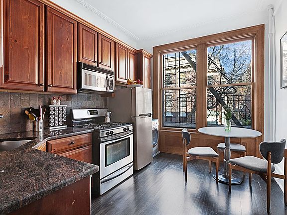 2nd image of 10 Montgomery Pl APT 2B