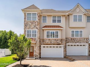 52 White Oak Ln #510, Aberdeen, NJ 07747