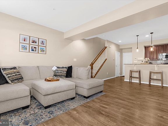 4th image of 346 Chessington Dr