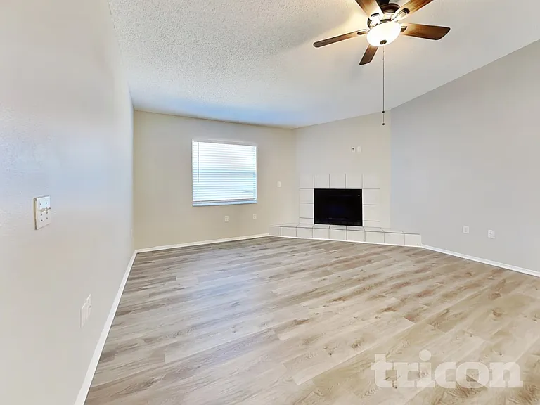 1910 Lillian Ave — Photo 3