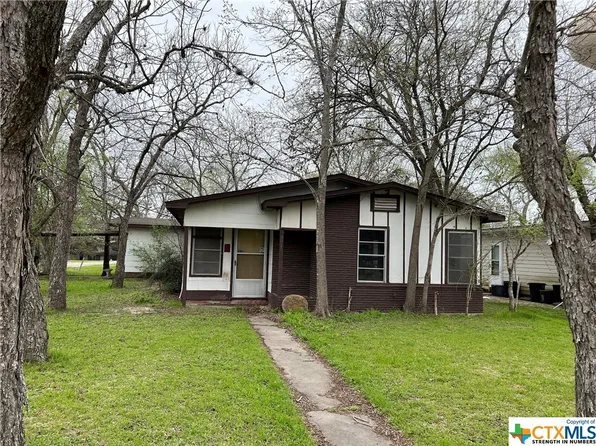 201 Highland St, Yoakum, TX 77995